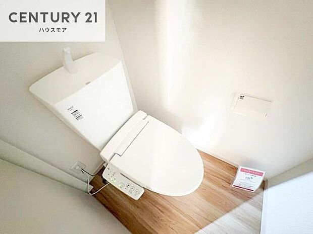 1・2階にトイレがございます!朝の忙しい時間帯も待たずにすみそうですね。白を基調とした清潔感のあるトイレでお手入れがしやすいです!