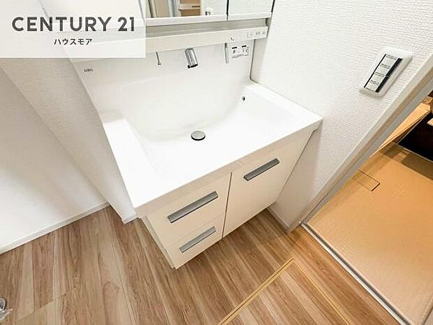 深い洗面台ボウルは、水が跳ねにくいのでお手入れが楽々!清潔感が保てます!キレイな洗面所で自分磨きのモチベーションが上がりますね!