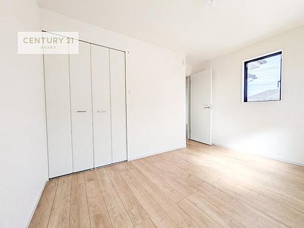 掃き出し窓がないお部屋は、お子様のお部屋としても安心です！収納スペースも充実しているので散らかったお部屋をサッと片付けられます！