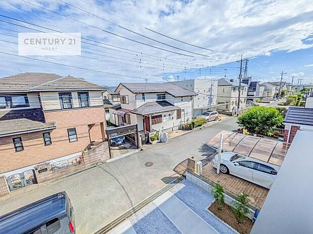 晴れた日には青い空を見渡せる開放的な時間を楽しめます。気持ちの良い風が通り抜ける街並みです！