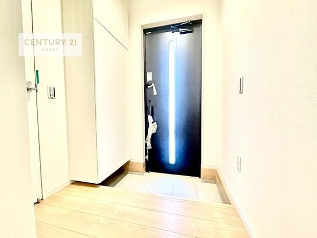 シューズボックス付きなので、玄関が片付きお掃除がしやすいです!スッキリした玄関で戸を開けた瞬間、清潔感のある心地いい空間が出迎えてくれます。