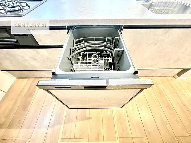 食洗機付きのキッチンです!忙しい時や手荒れ防止として大変活躍する便利な仕様!ビルトインなのでキッチンの場所を取らず調理スペースを広く使うことが出来ます!