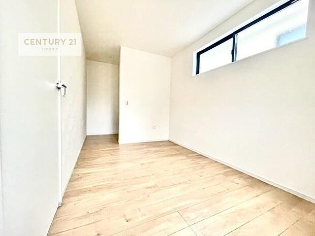 掃き出し窓がないお部屋は、お子様のお部屋としても安心です!収納スペースも充実しているので散らかったお部屋をサッと片付けられます!