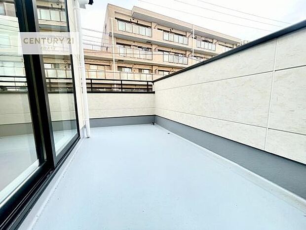 広々としているバルコニーです!お洗濯物を干すのはもちろん風に当たりながらくつろぎタイムが送れます!