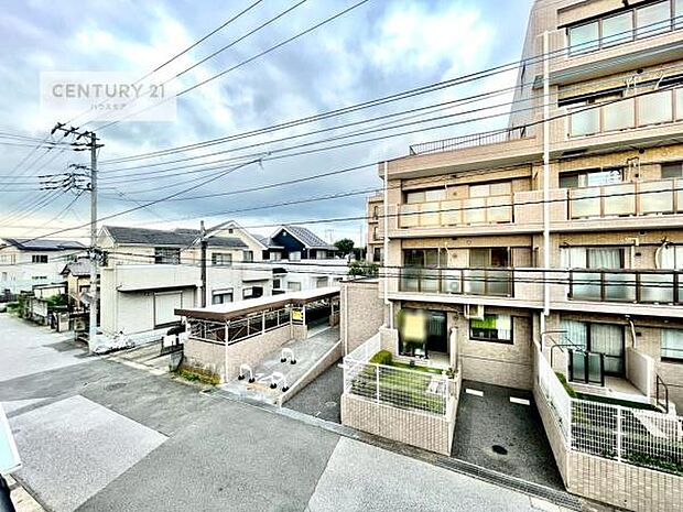 晴れた日には青い空を見渡せる開放的な時間を楽しめます。気持ちの良い風が通り抜ける街並みです!