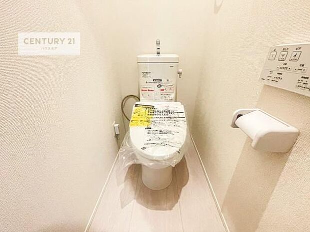 1・2階にトイレがございます！朝の忙しい時間帯も待たずにすみそうですね。白を基調とした清潔感のあるトイレでお手入れがしやすいです！