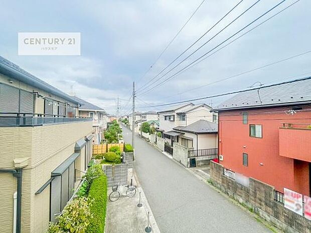 晴れた日には青い空を見渡せる開放的な時間を楽しめます。気持ちの良い風が通り抜ける街並みです！