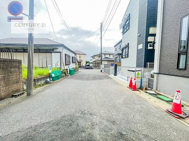 前面道路6ｍ！陽当り良好な立地です。車庫入れが苦手な方も安心ですね。
