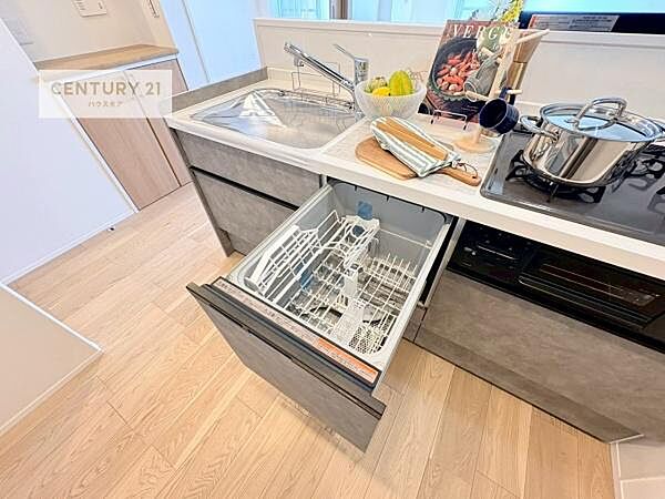 食洗機付きのキッチンです！忙しい時や手荒れ防止として大変活躍する便利な仕様です！ビルトインなのでキッチンの場所を取らず調理スペースを広く使うことが出来ます！