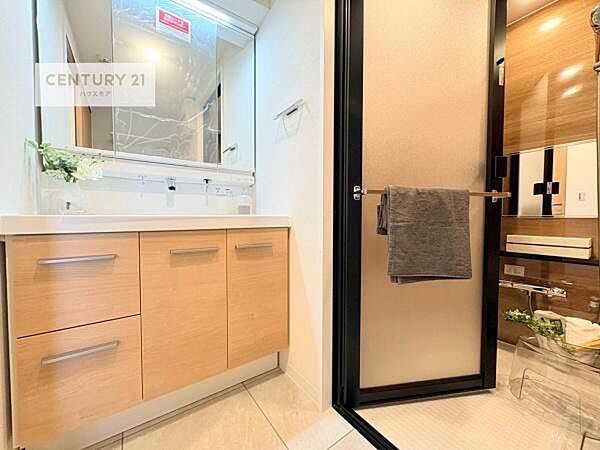 スタイリッシュなデザインの洗面台を採用。洗練された空間が、朝の準備や帰宅後の時間をより上質なものに演出します。