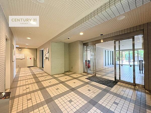 大切なお客様をお出迎えするロビー。広々していて開放感・清潔感があります。