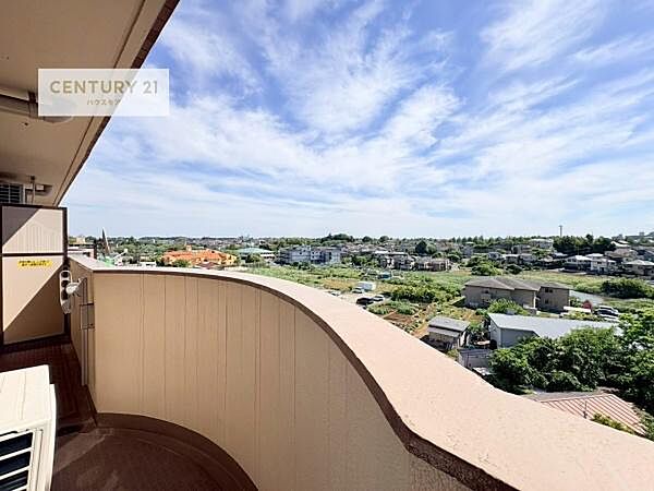 落ち着きある住宅街です！周囲には高い建物がなく、空が広く開放感があり、陽当たりを大きく遮られることもありません！気持ちの良い風が通り抜ける街並みです！