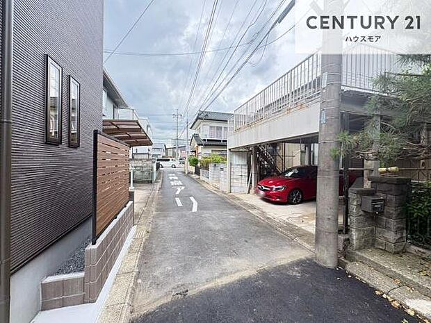前面道路4ｍ。陽当り良好な立地です。車庫入れが苦手な方も安心ですね。