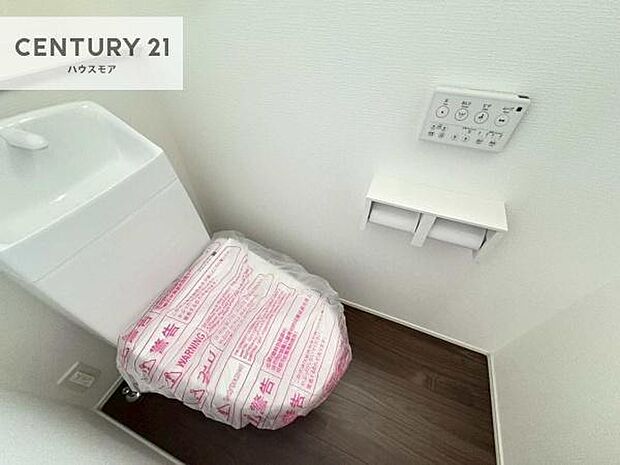 温水洗浄便座のリモコン付きで、毎日快適に使えるトイレ空間。収納棚付きで、生活感を抑えながらスッキリと整理整頓できます。