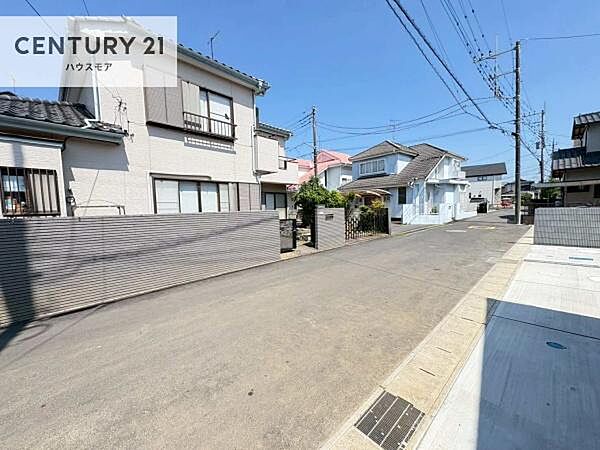 前面道路5ｍ！陽当り良好な立地です。車庫入れが苦手な方も安心ですね。