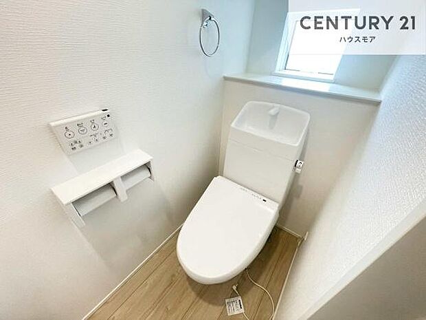 1・2階にトイレがございます!朝の忙しい時間帯も待たずにすみそうですね。白を基調とした清潔感のあるトイレでお手入れがしやすいです!【現地販売会開催中】