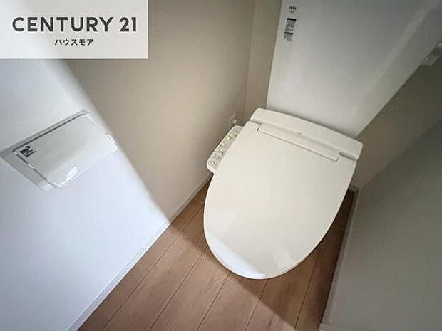 1・2階にトイレがございます!朝の忙しい時間帯も待たずにすみそうですね。白を基調とした清潔感のあるトイレでお手入れがしやすいです!
