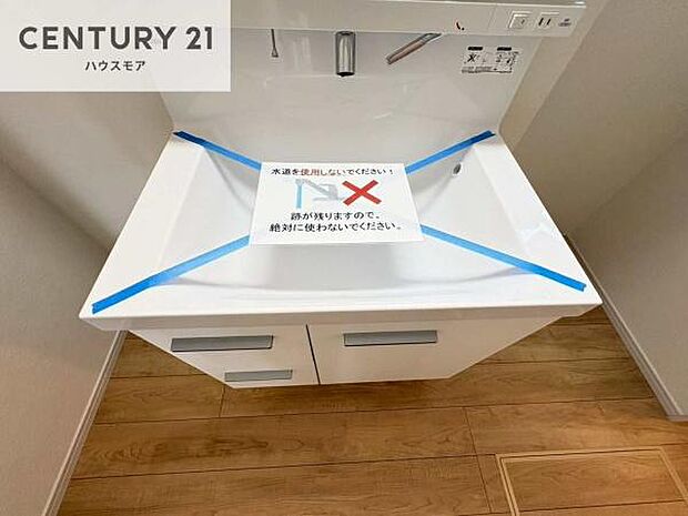 深い洗面台ボウルは、水が跳ねにくいのでお手入れが楽々!清潔感が保てます!キレイな洗面所で自分磨きのモチベーションが上がりますね!