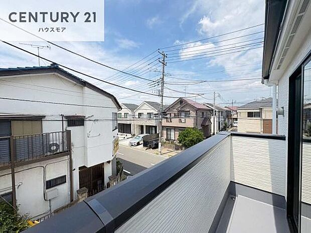 広々としているバルコニーです!お洗濯物を干すのはもちろん風に当たりながらくつろぎタイムが送れます!