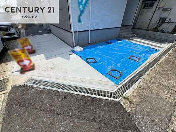 駐車スペースは2台分あります!セカンドカーはもちろん、バイクや自転車なども置き場所に困りません。