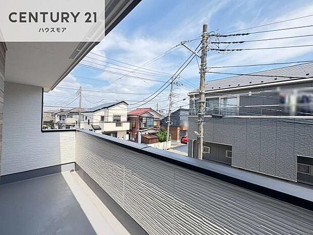 晴れた日には青い空を見渡せる開放的な時間を楽しめます。気持ちの良い風が通り抜ける街並みです!