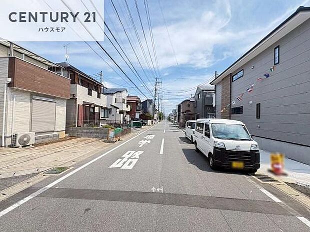 前面道路8m×4m×4m!陽当り良好な立地です。車庫入れが苦手な方も安心ですね。