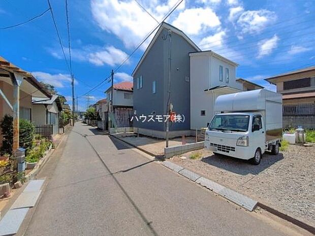 前面道路4m。陽当り良好な立地です。車庫入れが苦手な方も安心ですね。