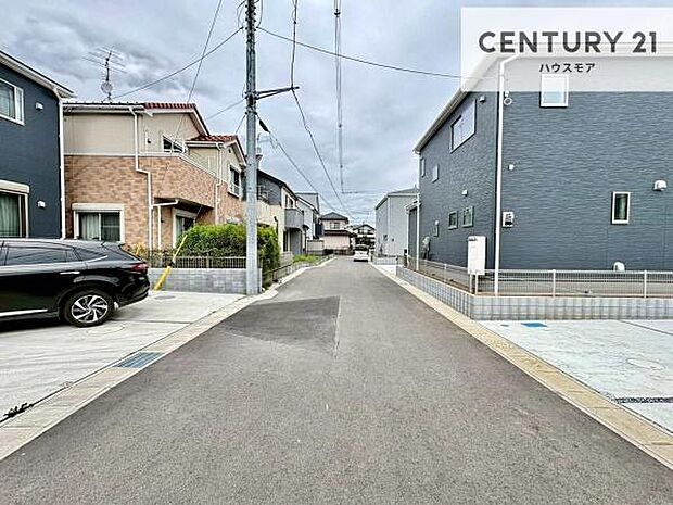 前面道路6m×2.8m×4m!陽当り良好な立地です。車庫入れが苦手な方も安心ですね。