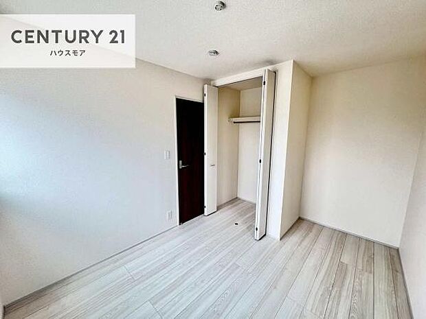 掃き出し窓がないお部屋は、お子様のお部屋としても安心です!収納スペースも充実しているので散らかったお部屋をサッと片付けられます!