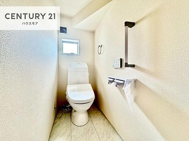 1・2階にトイレがございます!朝の忙しい時間帯も待たずにすみそうですね。白を基調とした清潔感のあるトイレでお手入れがしやすいです!