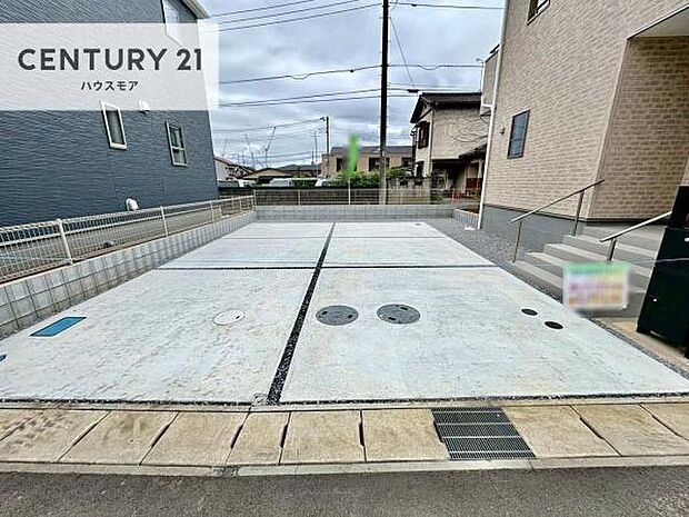 駐車スペースは2台分あります!セカンドカーはもちろん、バイクや自転車なども置き場所に困りません。