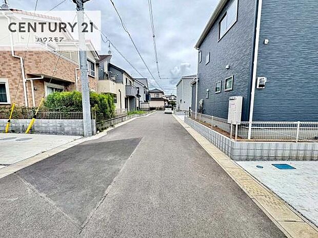 前面道路6m×4m!陽当り良好な立地です。車庫入れが苦手な方も安心ですね。