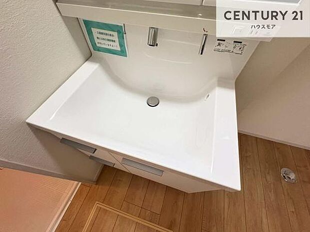 深い洗面台ボウルは、水が跳ねにくいのでお手入れが楽々！清潔感が保てます！キレイな洗面所で自分磨きのモチベーションが上がりますね！