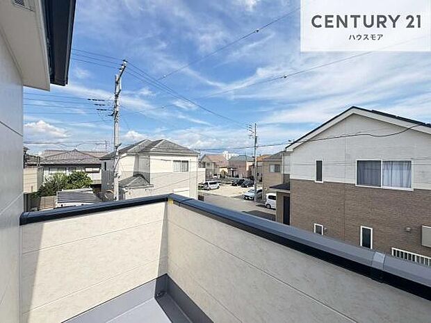 陽当たり良好なバルコニーです！晴れた日には青い空を見渡せる開放的な時間を楽しめます。