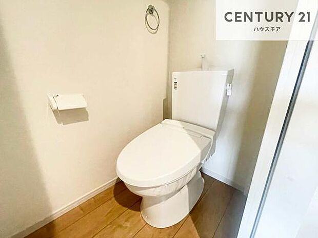 1・2階にトイレがございます!朝の忙しい時間帯も待たずにすみそうですね。白を基調とした清潔感のあるトイレでお手入れがしやすいです!