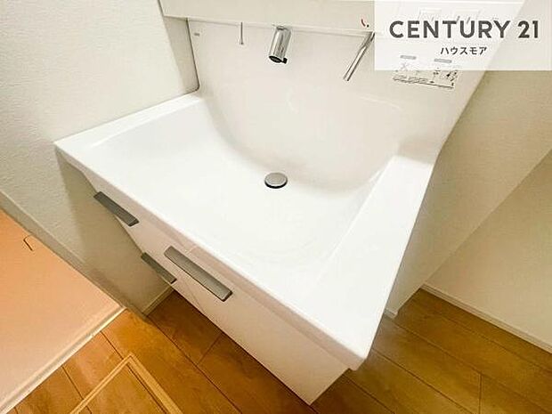 深い洗面台ボウルは、水が跳ねにくいのでお手入れが楽々!清潔感が保てます!キレイな洗面所で自分磨きのモチベーションが上がりますね!
