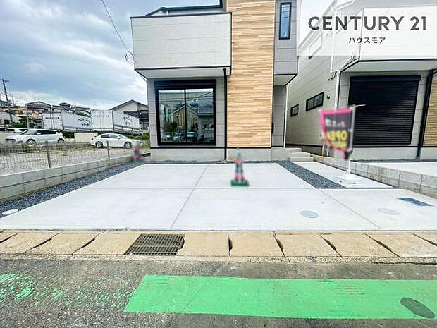 駐車スペースは2台分あります!セカンドカーはもちろん、バイクや自転車なども置き場所に困りません。
