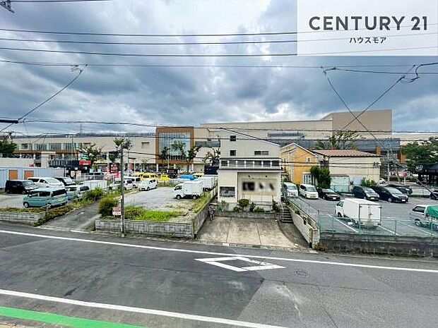 晴れた日には青い空を見渡せる開放的な時間を楽しめます。気持ちの良い風が通り抜ける街並みです!