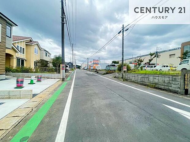 前面道路は7.8m!陽当り良好な立地です。車庫入れが苦手な方も安心ですね。
