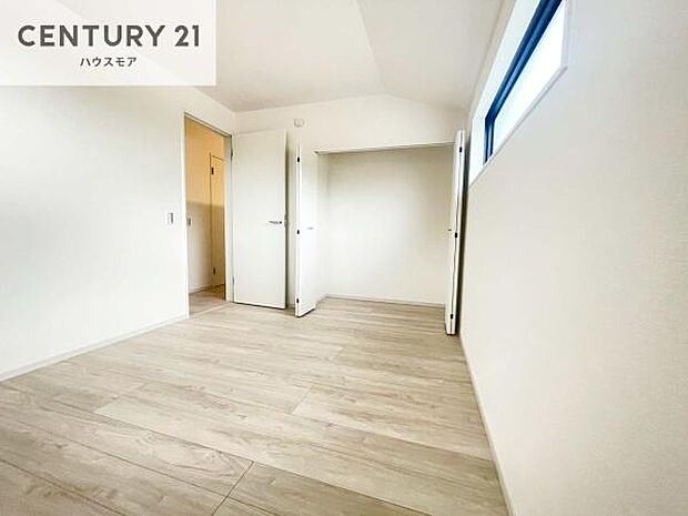 掃き出し窓がないお部屋は、お子様のお部屋としても安心です!収納スペースも充実しているので散らかったお部屋をサッと片付けられます!