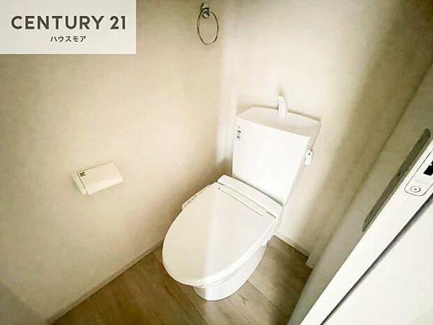 1・2階にトイレがございます!朝の忙しい時間帯も待たずにすみそうですね。白を基調とした清潔感のあるトイレでお手入れがしやすいです!