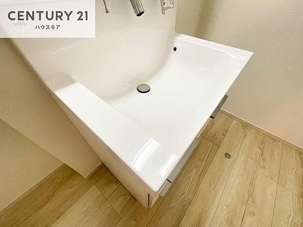 深い洗面台ボウルは、水が跳ねにくいのでお手入れが楽々!清潔感が保てます!キレイな洗面所で自分磨きのモチベーションが上がりますね!