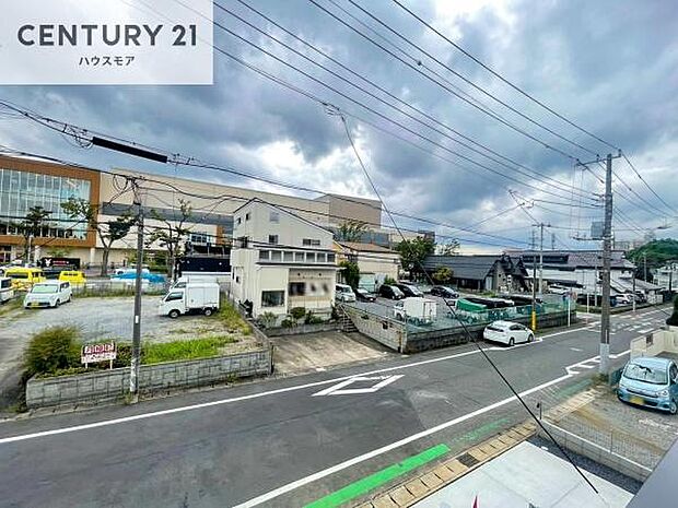晴れた日には青い空を見渡せる開放的な時間を楽しめます。気持ちの良い風が通り抜ける街並みです!