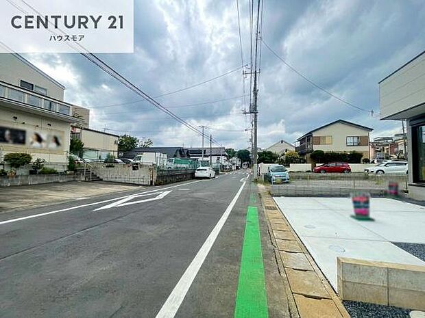 前面道路は7.9m!陽当り良好な立地です。車庫入れが苦手な方も安心ですね。