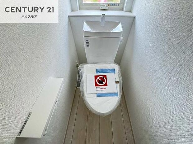1・2階にトイレがございます!朝の忙しい時間帯も待たずにすみそうですね。白を基調とした清潔感のあるトイレでお手入れがしやすいです!