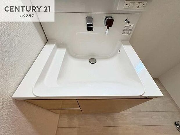 深い洗面台ボウルは、水が跳ねにくいのでお手入れが楽々!清潔感が保てます!キレイな洗面所で自分磨きのモチベーションが上がりますね!