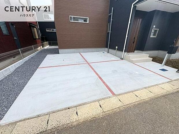 駐車スペースは2台分あります!セカンドカーはもちろん、バイクや自転車なども置き場所に困りません。