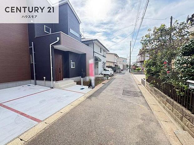 前面道路4m!陽当り良好な立地です。車庫入れが苦手な方も安心ですね。