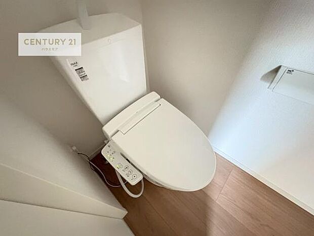 1・2階にトイレがございます!朝の忙しい時間帯も待たずにすみそうですね。白を基調とした清潔感のあるトイレでお手入れがしやすいです!