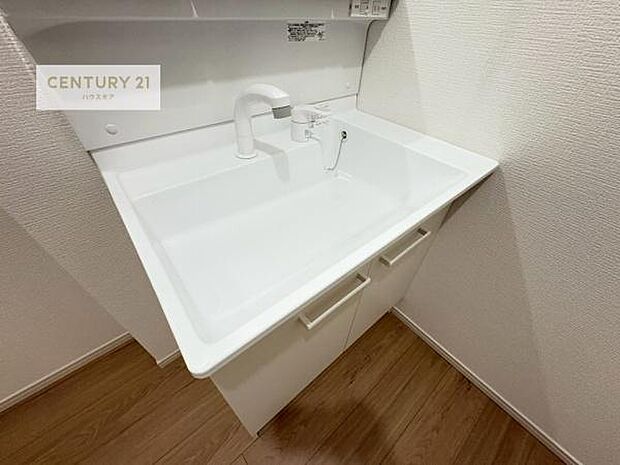深い洗面台ボウルは、水が跳ねにくいのでお手入れが楽々!清潔感が保てます!キレイな洗面所で自分磨きのモチベーションが上がりますね!
